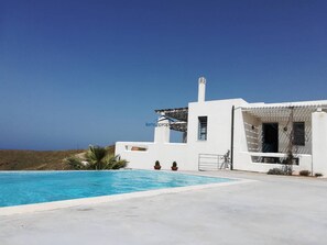 The swimming pool, which can be heated 