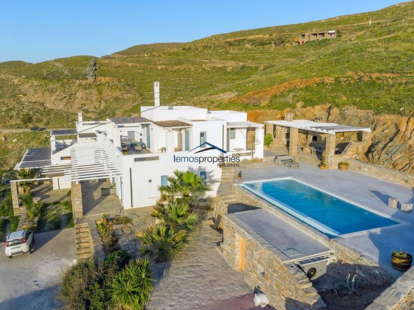 The villa and the private pool