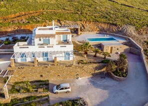 The villa and the private swimming pool