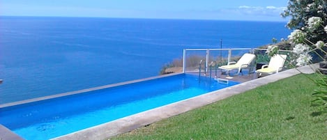 Swimming pool with sea view and private.