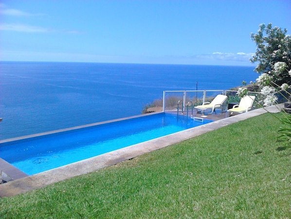 Swimming pool with sea view and private.