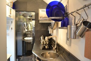 Mini-kitchenette towards the wetroom