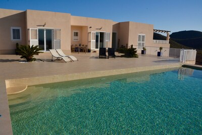 Luxuriöse Villa mit privatem Pool und herrlichem Blick