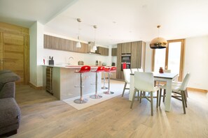Elevation Alps Altaka 4 Kitchen and Dining area