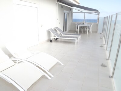 Apartamento 5 personas, terraza de 40 m2, un montón de sol, el mar, en el centro, junto al mar