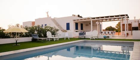 Vista de la casa desde la piscina