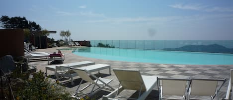 piscina comune riscaldata  con vista mare
