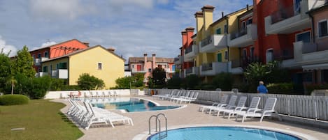 Ferienanlage Le Ginestre in Cavllino Pool mit Liegen auch für Kinder