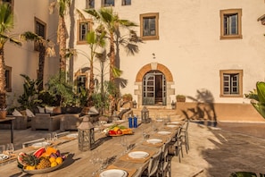 Courtyard dining table and grand entry