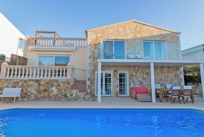 PrivatPool, Seaview with fab sunsets, Modern kitchen, Aircon, Wifi, Big Toy Room