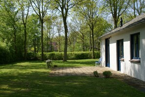 Süd-Terrasse und großer Garten