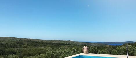 Pool mit Ausblick aufs Meer