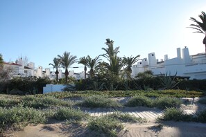 Blick auf die Anlage vom Strand aus