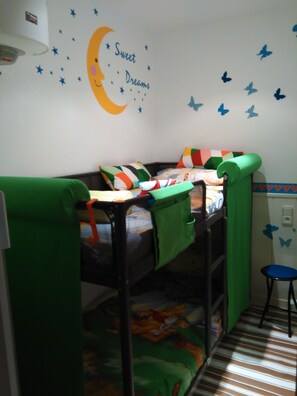 dormitorio infantil ,tipo camarote.