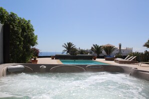 Pool,Whirlpool und Terrasse mit Meerblick