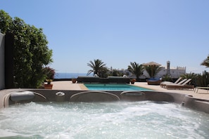 Pool,Whirlpool und Terrasse mit Meerblick