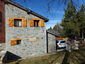 Le chalet coté jardin après empierrement( Octobre 2018)