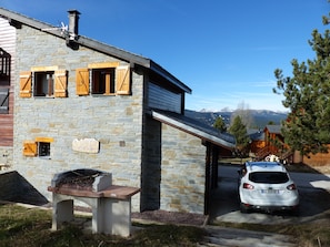 Le chalet côté jardin après empierrement ( Octobre 2018)