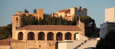 Burg von Artà und Kirche San Salvador zeigen sich von der Sonnenseite