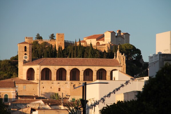 Burg von Artà und Kirche San Salvador zeigen sich von der Sonnenseite