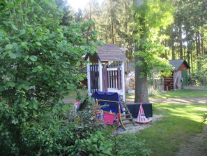 Kinderspielplatz mit Rutsche und Sandspielzeug, etc.