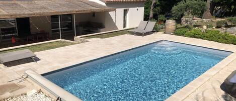 vue maison, piscine, terrasse piscine, terrasse maison avec pergola couverte
