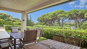 Sous le balcon