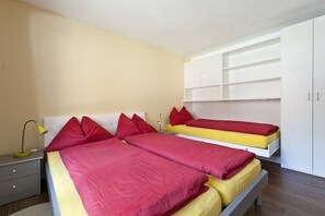 Schlafzimmer mit Schrankbett (nur bei 5 Personen). Schreibtisch/ Basteltisch