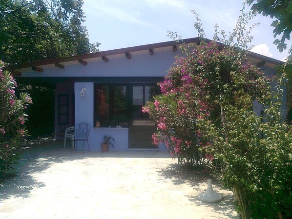 privat gardenhouse close to the sandbeach in Marathon bay