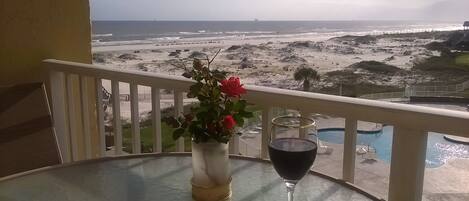 Relax on the balcony with  beautiful ocean view

