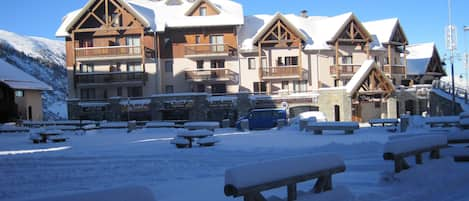 photo  de la résidence  avec la placette :appartement au 1er étage à gauche 