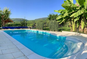 La piscine avec vue sur le vignoble