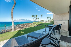 Oversized lanai c/w bistro dining for 4 and two chaise lounger!