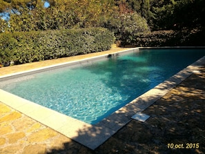 Heated 12 x 6 m pool, from 1 to 2.3 m deep