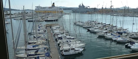 Vue magnifique plein sud sur le port de plaisance