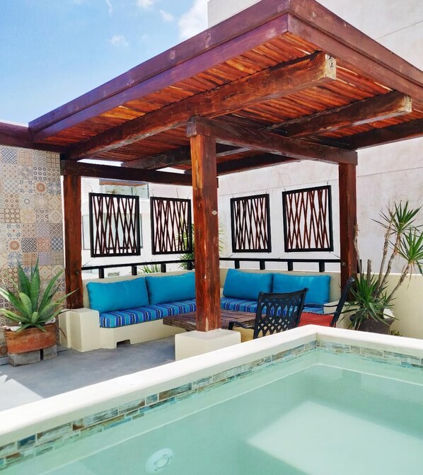 Private roof deck with plunge pool. Yes, it's 100% dedicated to the condo.