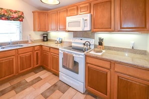 Spacious Fully Equipped Kitchen (All Appliances - Toaster, Blender, Coffee)