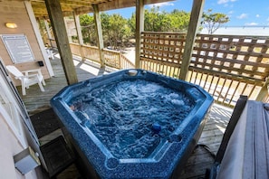 Surf-or-Sound-Realty-566-La-Familia-Hot-Tub