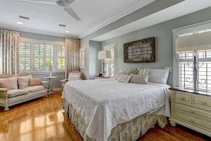 Master Bedroom Upstairs with Flat Screen TV (King Bed)