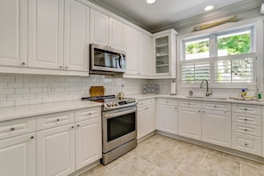 Fully Equipped Luxury Kitchen with Stainless Steel Appliances and Stunning Quartz Countertops