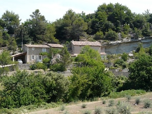 Location vacances LACOSTE mas à louer façade