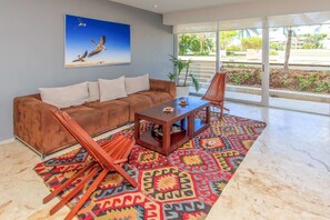 Super living room area w/ sliders to open all the way for outdoors to come in