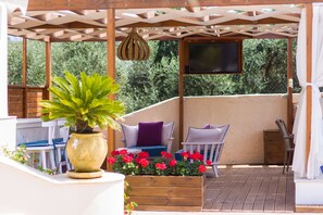 Sitting area under the shade of the pergola.