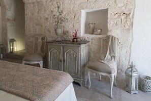 detail - Stone bedroom