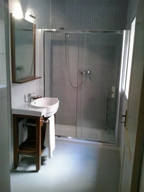 en suite shower/toilet