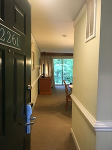 1 BR Kingsmill Resort Condo minutes to Colonial Williamsburg!