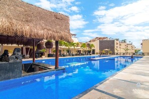 Resort-style pool w/ swim up bar!
