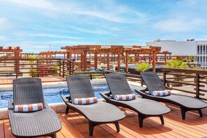 Your own private rooftop w/ pool & sun loungers & a fab ocean view!