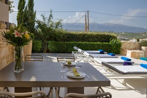Villa Nova dining