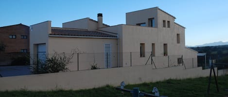 Vista de un lateral de la casa